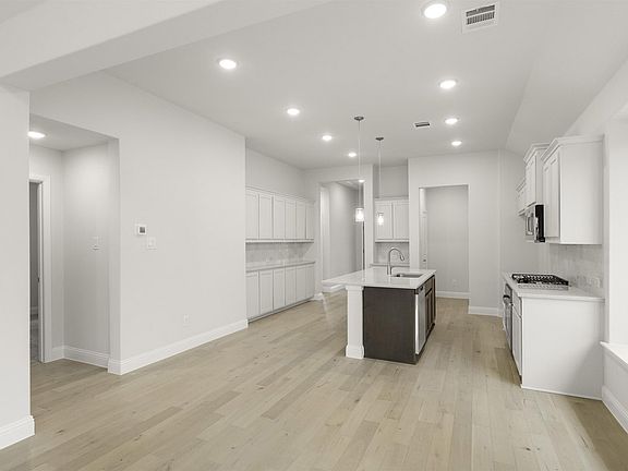 Campion floor plan by Pacesetter Homes featuring a versatile one-story layout with 3 bedrooms, a pri