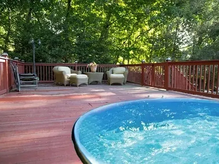 8 Snug Harbor Dr — Photo 3