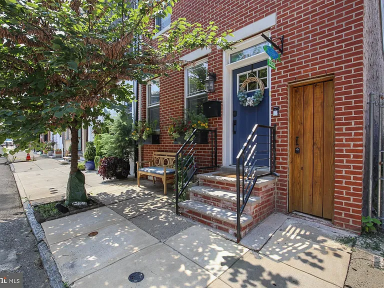 2328 E Fletcher St — Photo 48