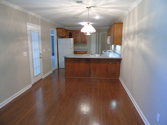 3rd image of 206 Woodbury Ct