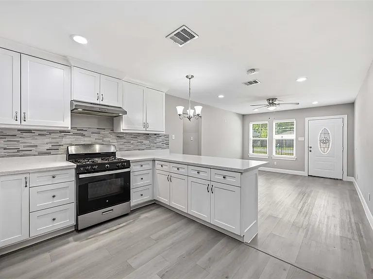 8129 Linda Vista Rd — Photo 11
