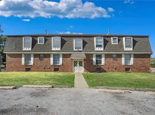 8705 Countryshire Ln, Kansas City, MO 64138
