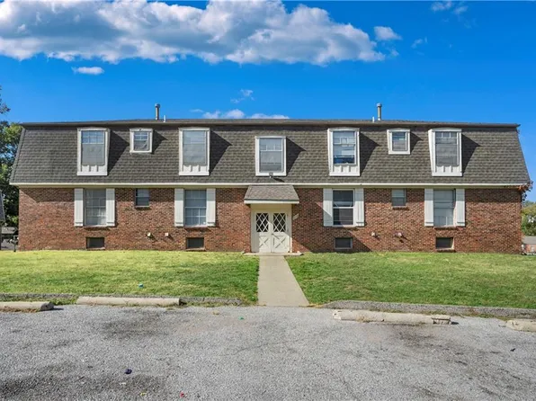 8705 Countryshire Ln, Kansas City, MO 64138