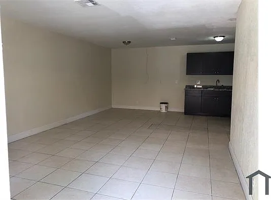 5322 NW 25th St #9 — Photo 3