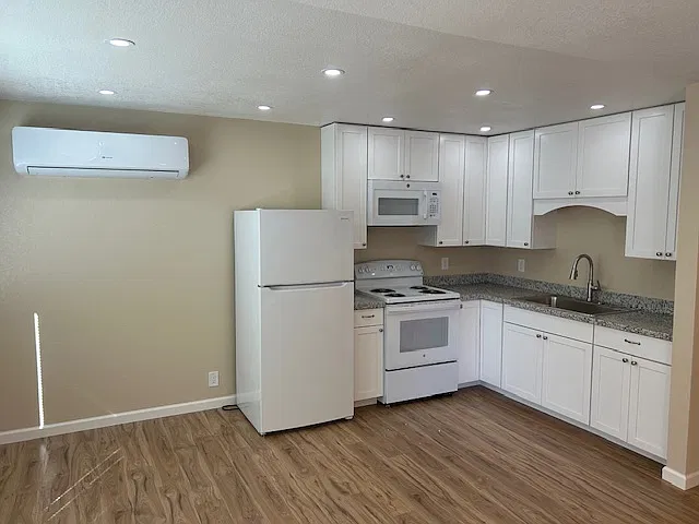 2 bed, 975 sqft, $1,900 — Photo 3