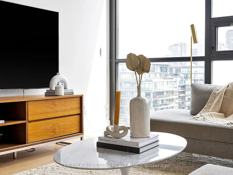 60 Bathurst St #Penthouse 1011 — Photo 4