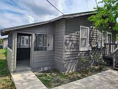 Charming 3-Bed Bungalow with Fenced Yard & Balcony Prime San Antonio Location! — Photo 4