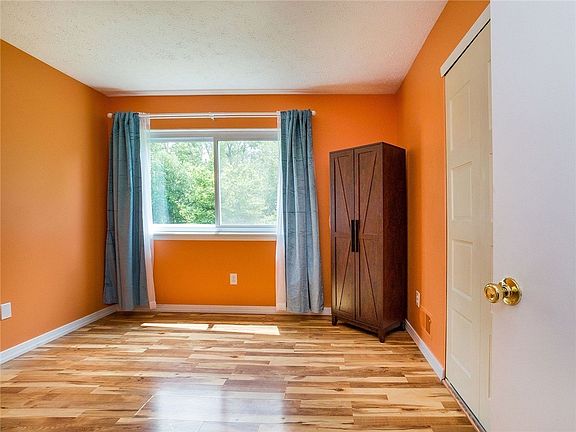 4th image of 568 Eastbrooke Ln