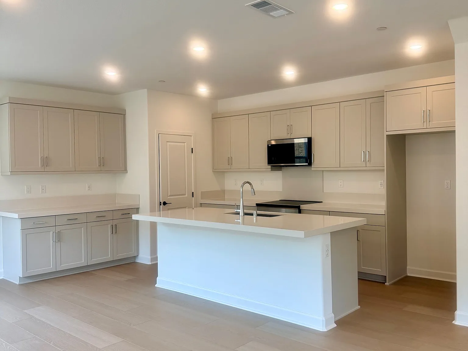 4 bed, 3.5 bath, 2068 sqft, $4,795 — Photo 2