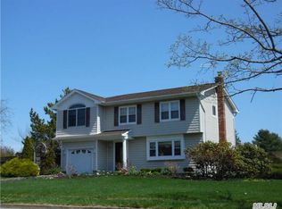 23 Curlin Ln, Saint James, NY 11780