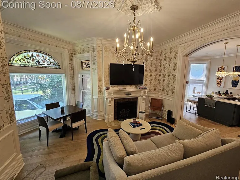669 W Canfield St — Photo 2