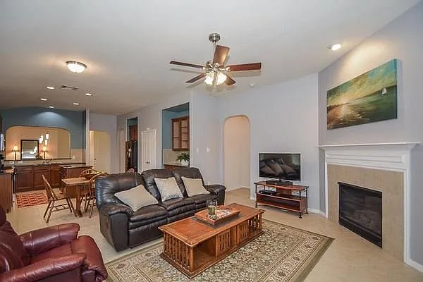 623 W Newport Bnd — Photo 2
