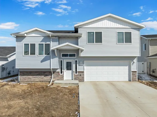 2510 Ivory St, Minot, ND 58703