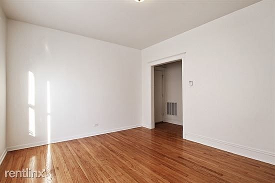 5658 S Peoria St Apartments Chicago Living Room_02