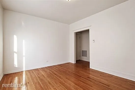 5658 S Peoria St Apartments Chicago Living Room_02