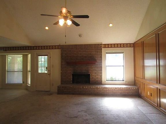 4th image of 3664 Village Green Dr