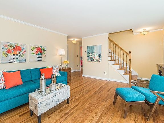 5th image of 21 Deerfield Dr