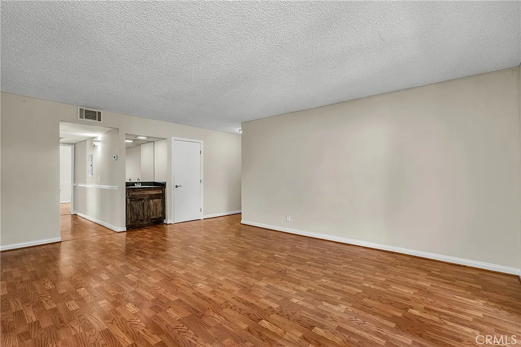 2 bed, 1054 sqft, $3,600 — Photo 2