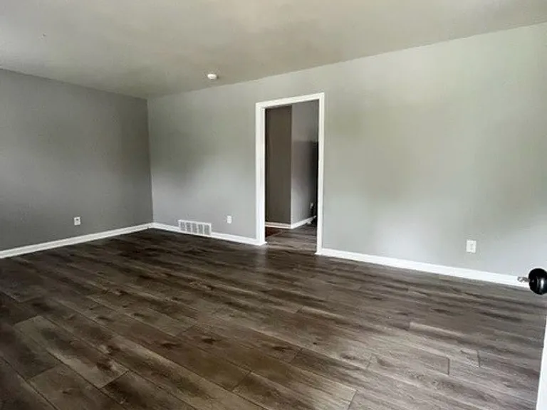 2117 Hunter St — Photo 3