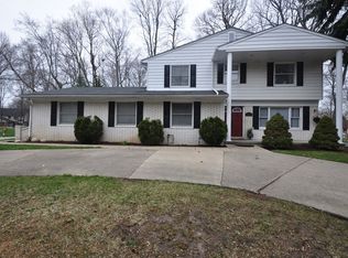 38694 Northfarm Dr, Northville, MI 48167