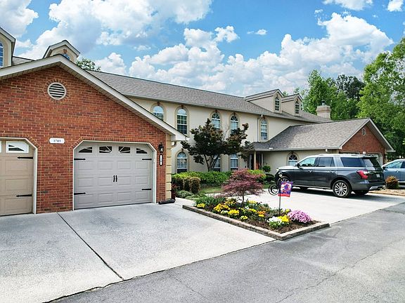 2nd image of 1705 White Oak Ln