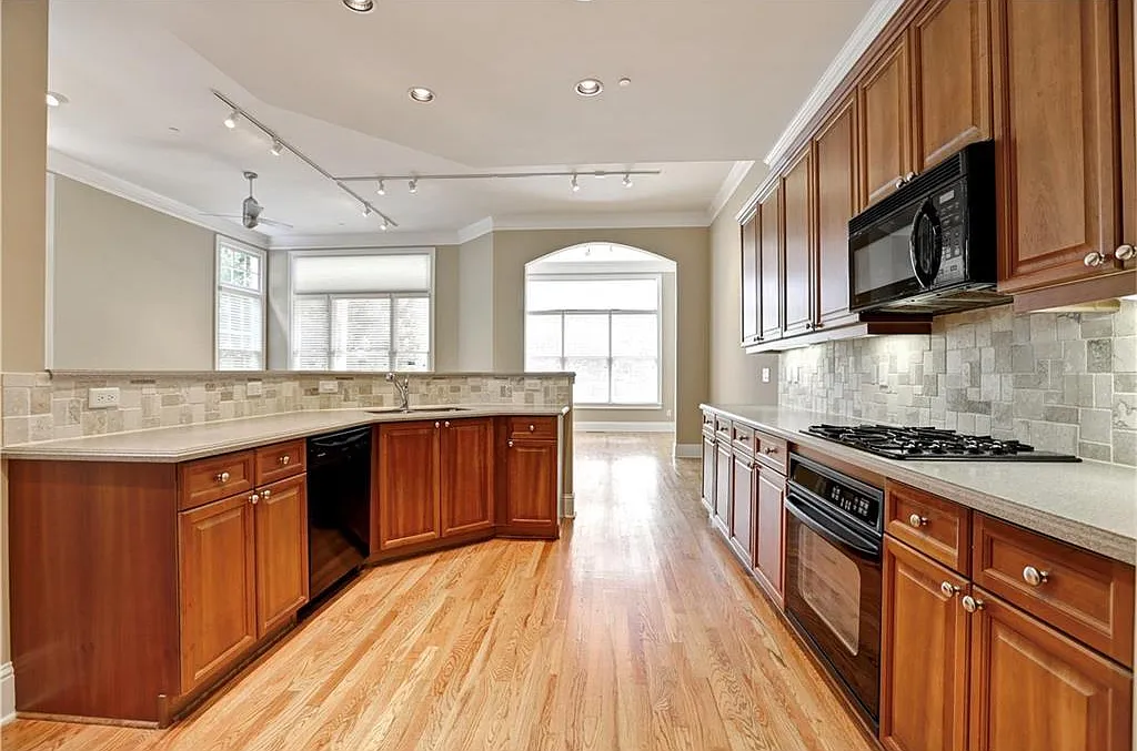 4 bed, 3271 sqft, $3,650 — Photo 4
