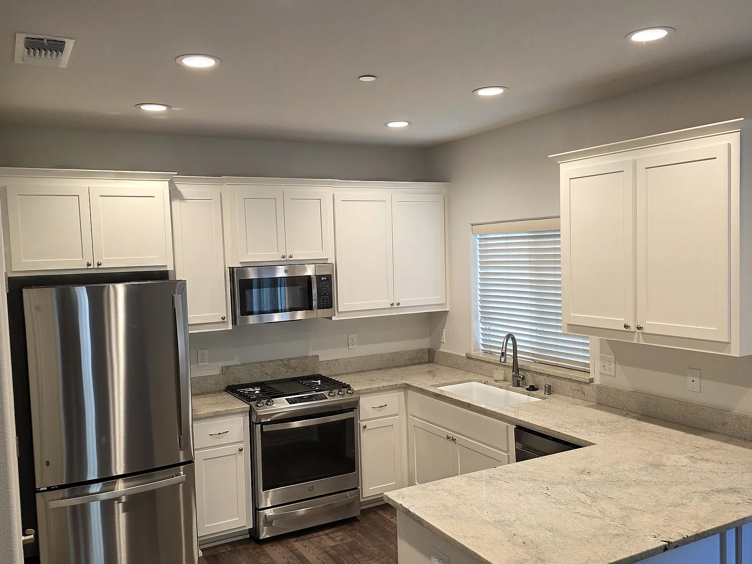 3 bed, 1376 sqft, $2,250 — Photo 3