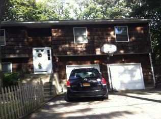 8 Chappel Pl, Huntington Station, NY 11746