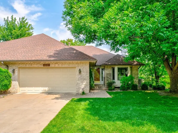 2201 Ferris Ln, Roseville, MN 55113