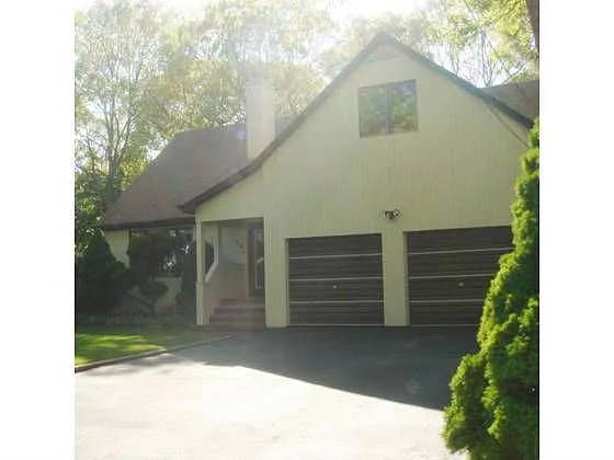 52 Hewitt Blvd photo 1