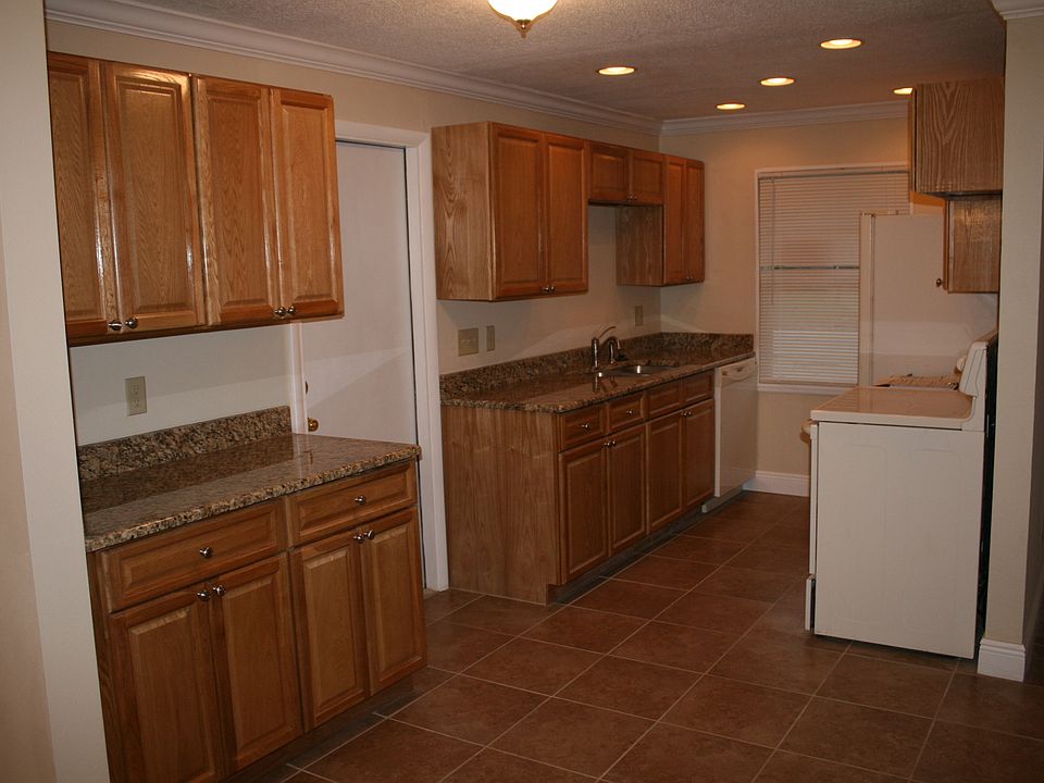 Kitchen w/Granite Countertops!