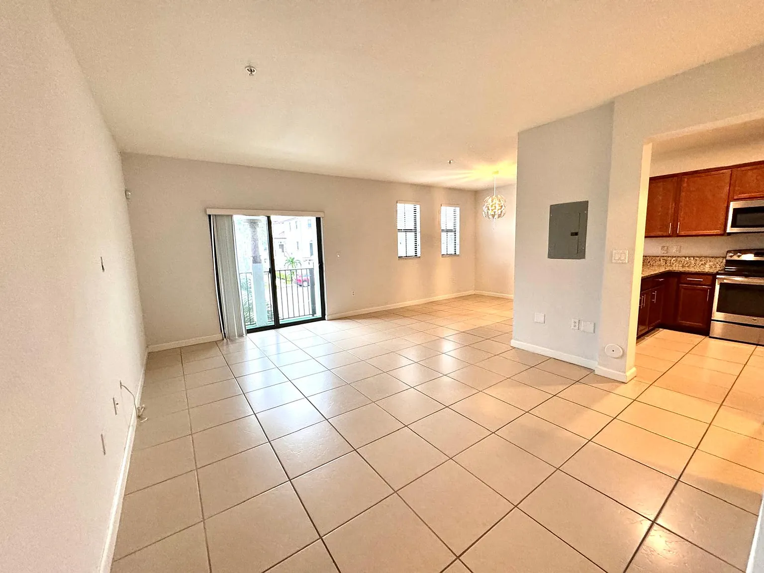 3 bed, 2.5 bath, 1256 sqft, $3,200 — Photo 2
