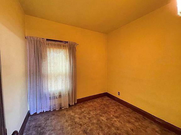 Middle bedroom
