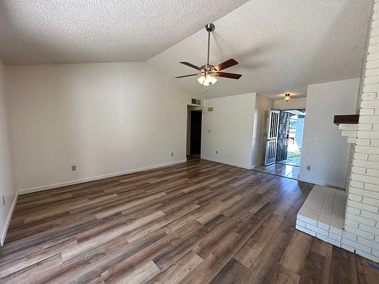 1135 Amberwood Ln — Photo 4