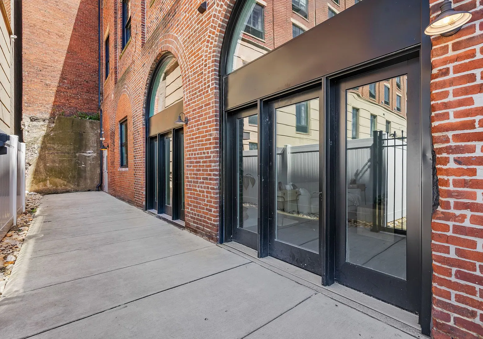 New South Side Apartments at 905 Bingham — Photo 2