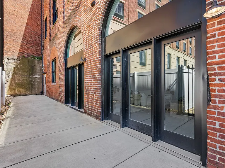 New South Side Apartments at 905 Bingham — Photo 21