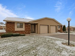 702 Waterview Ct SW, Grandville, MI 49418
