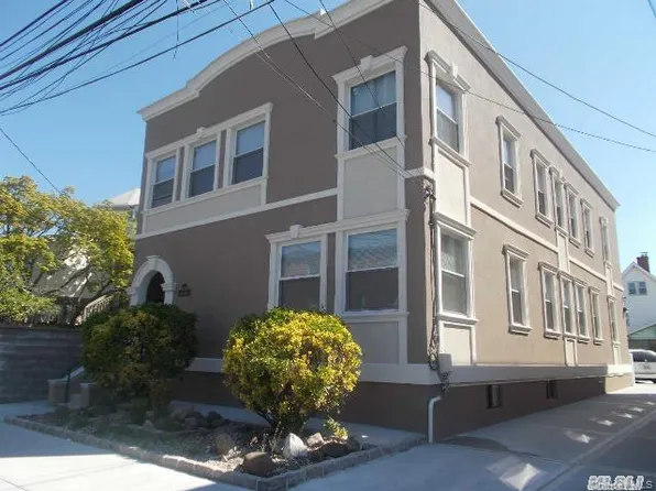 40-11 214th Pl #2R, Bayside, NY 11361