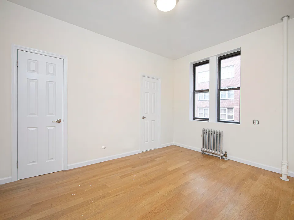 305 W 45th St #3C