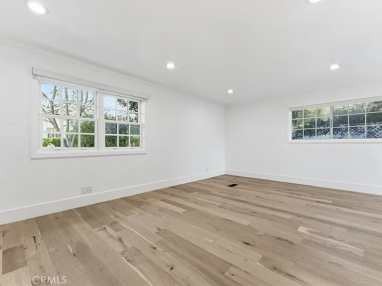 515 Kings Pl — Photo 16