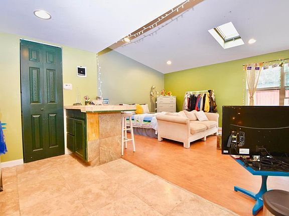 3rd image of 1810 Ashland Ave #Studio