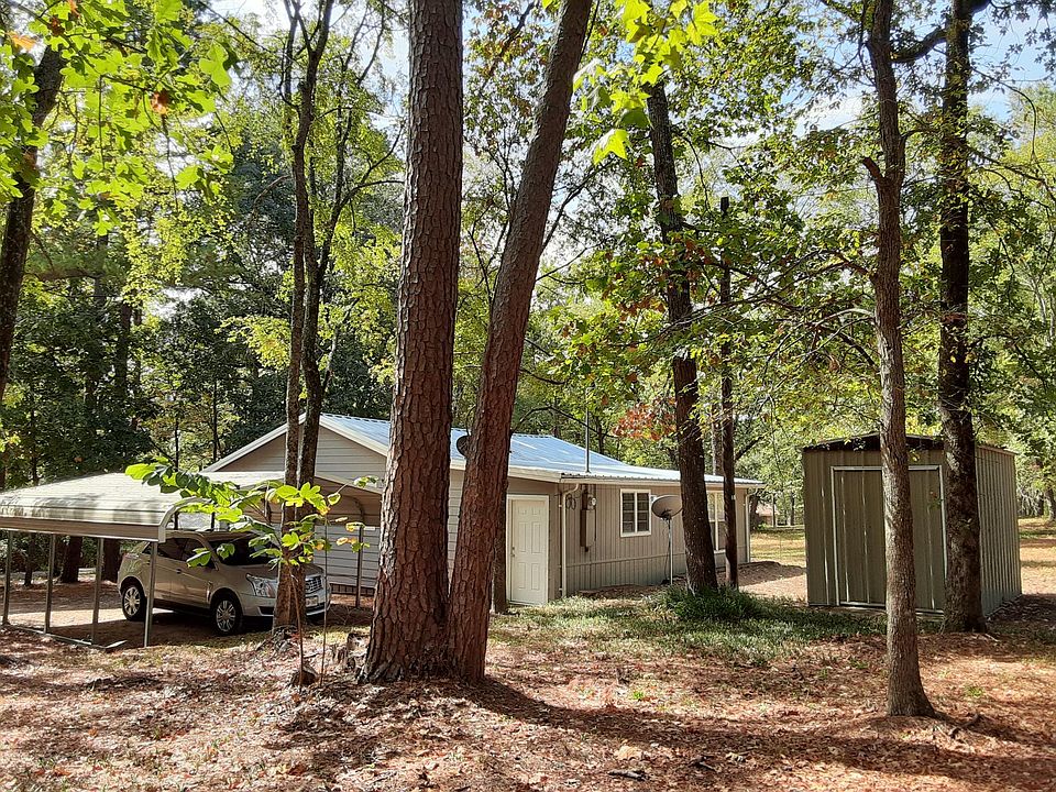 Right side yard carport and storage bldg for your use.