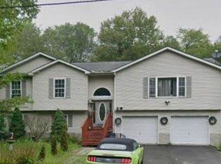 1112 Trapper Ln, Pocono Summit, PA