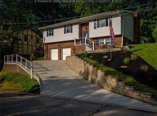 221 Lakeview Dr, Saint Albans, WV 25177