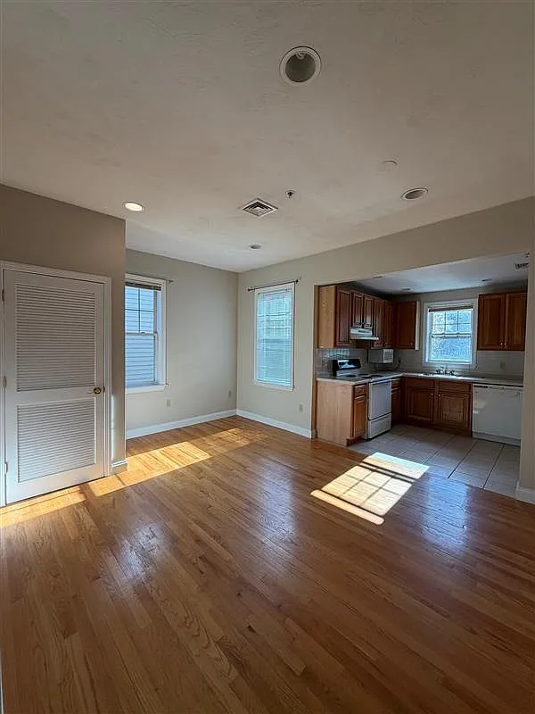 1 bed, 666 sqft, $3,000 — Photo 2