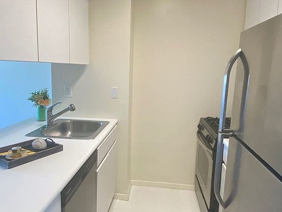 5th image of 1 Irving Pl APT P16e