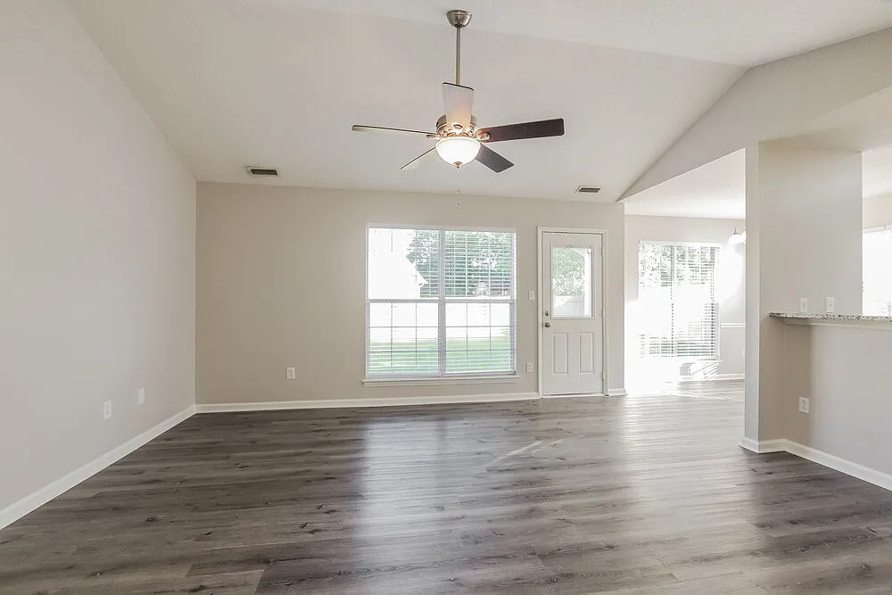 3 bed, 2.0 bath, 1125 sqft, $1,925 — Photo 4