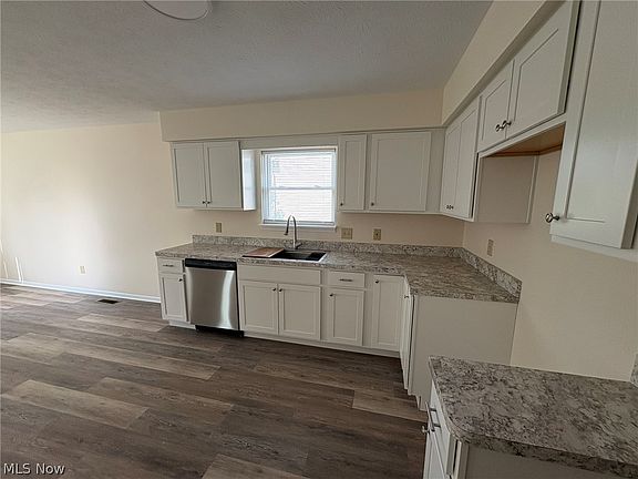 5th image of 459 Hampton Dr