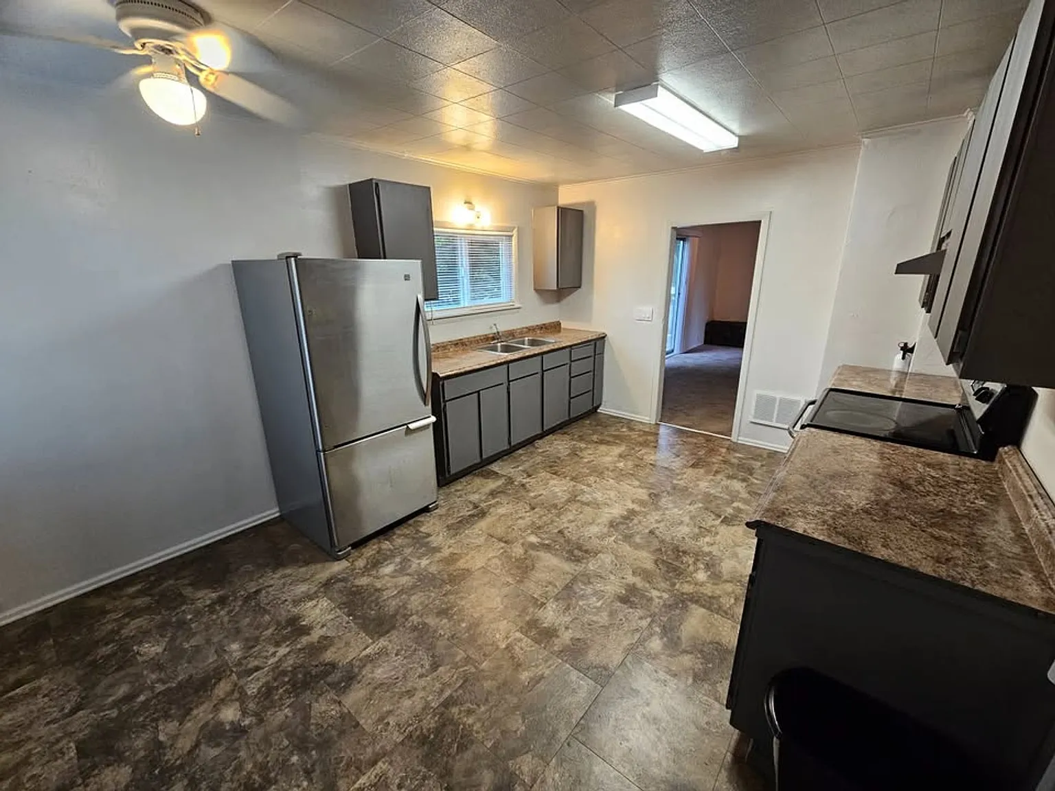 2 bedroom with fully fenced yard in bremerton, close to everything — Photo 1