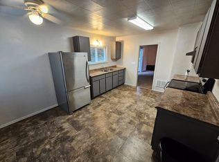 2 bedroom with fully fenced yard in bremerton, close to everything, Bremerton, WA 98312